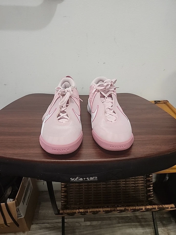 Talla 5Y (GS) - Nike Team Hustle D10 espuma rosa baja Foto 1 de 4
