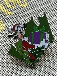 New 2022 Santa Goofy Disney Advent Calendar Wreath Pin LE 2220 - Picture 1 of 3