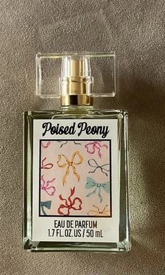 Tru Fragrance Poised Peony Eau De Parfum 1.7 OZ / 50 ml, Nuevo Foto 1 de 2