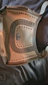 MC White Embossed Pruse - Picture 1 of 8