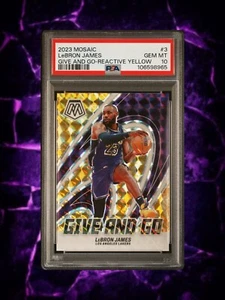 2023 Panini Mosaic - Lebron James #3 - Give and Go - Giallo Reattivo /99 PSA 10 - Foto 1 di 2