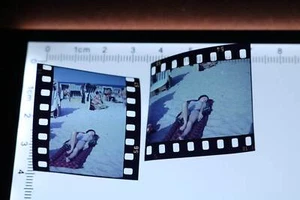due fantastiche vecchie diapositive a colori - bella donna che prende il sole spiaggia - anni 50 ?? - Foto 1 di 4