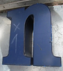 großer blauer Alu Buchstabe " n oder U " Leuchtbuchstabe 30 cm hoch 15cm dick - Bild 1 von 5