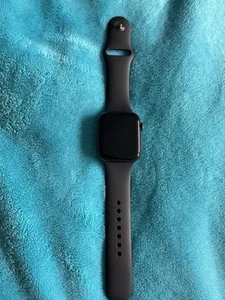 Apple Watch SE 44mm Aluminiumgehäuse mit Sportarmband - Mitternacht - Bild 1 von 3