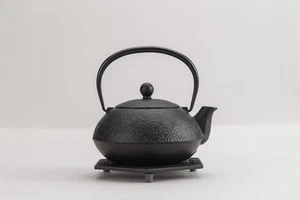 Iwachu Nambu Tekki Cast Iron Teapot Kettle & Pot mat 650ml 59002 - Picture 1 of 4