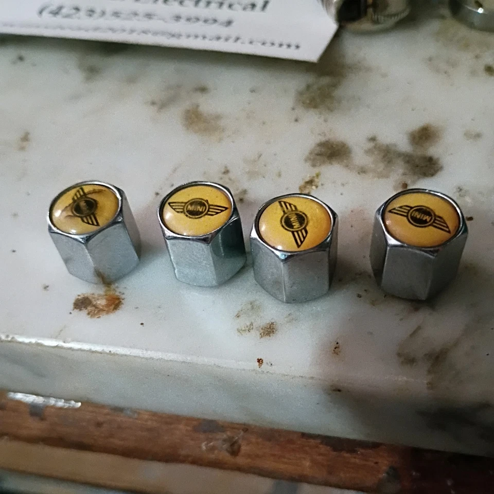 Juego de 4 tapas de vástago de válvula de neumático plateadas con logotipo emblema MINI Cooper de aluminio mecanizado Foto 1 de 1