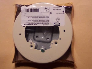 HUBBELL HBL5738AFIVA SURFACE METAL RACEWAY FITTING FAN BOX handi-screw IVORY - Picture 1 of 2