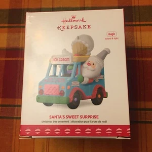 Decorazione ricordo Hallmark. Dolce sorpresa di Babbo Natale. MAGIC Sound & Light 2017 nuovo con scatola - Foto 1 di 6