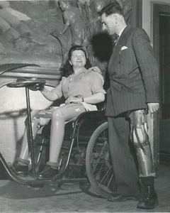 Prothèse amputation fauteuil roulant v. 1950 femme homme 2 photo photographie - Foto 1 di 4