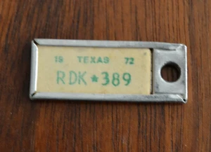 Mini placa de licencia llavero vintage para veteranos discapacitados etiqueta TEXAS 1972 RARO - Imagen 1 de 5