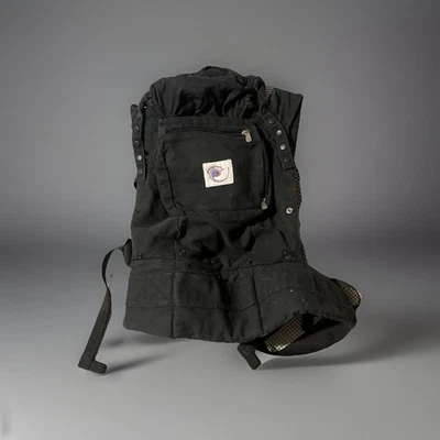 Portabebés Ergo Original Negro y Camel Capucha Bolsillo Frontal Foto 1 de 4