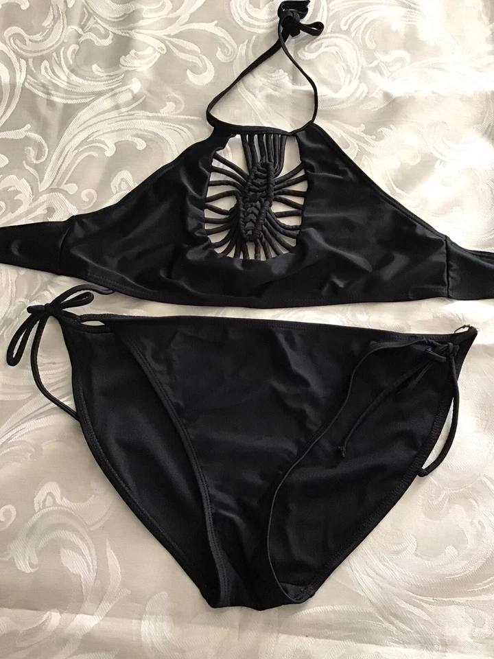 Corbata halter negra sin límites superior e inferior, superior M y L. (11-13) inferior. Foto 1 de 4