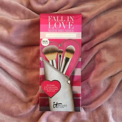 🖌💖IT COSMETICS Limited Edition FALL IN LOVE WITH BRUSHES FLL SZ 💖🖌 3PC SET - Image 1 of 4