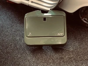 LML STAR 125 2T 4T FACTORY PAINTED GREEN LEGSHIELD GLOVE BOX WITH BADGES - Picture 1 of 5
