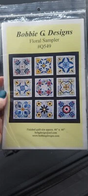 Bobbie G Designs. Muestreador floral Q549 edredón y patrón bordado Foto 1 de 2