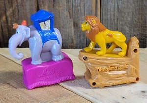 Disneyland 40o Aladdin's Oasis Elefante, Rey León Simba, Juguete Visor 1995 - Imagen 1 de 10