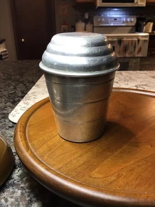 MIRRO Misurino Alluminio Scuotitore con Coperchio 1 Tazza 2623M Made In USA Vintage - Foto 1 di 17