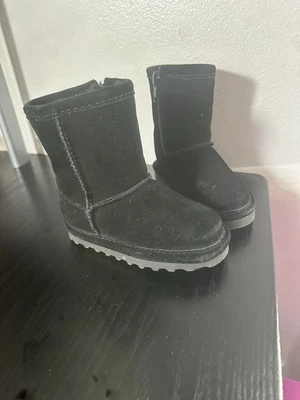 Botas Bearpaw negras de gamuza para niños pequeños talla 5 Foto 1 de 4