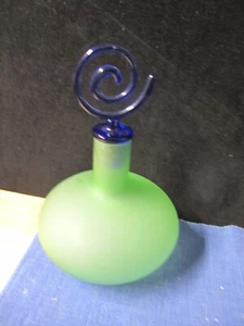 Sehr hübsche mattierte grüne Vase oder Karaffe mit Dekor blau lockig TOP - Bild 1 von 5