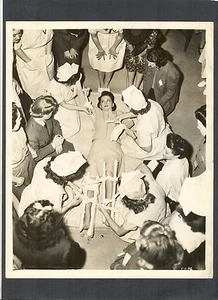 OLIVIA DE HAVILLAND ALS OPFER FÜR ERSTE HILFE-AZUBIS + KRANKENSCHWESTERN DES ZWEITEN WELTKRIEGS - KRIEGSANWÄRTER - Bild 1 von 2
