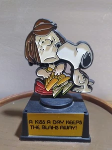 1970 Snoopy Lucy Aviva Trophy Un bacio un giorno tiene lontani i blah arachidi vintage - Foto 1 di 5
