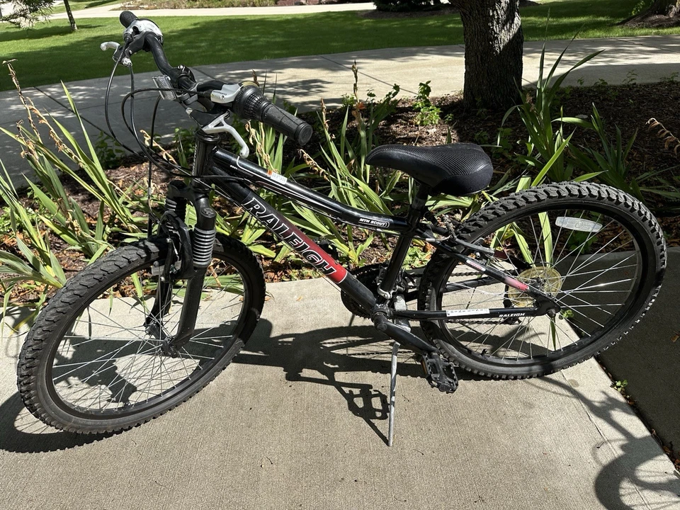 Bicicleta para niños Raleigh MTN Scout - negra Foto 1 de 3