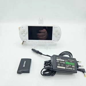 Sony Playstation PSP 1006 Bianca ottime Condizioni Con Caricabatterie e batteria - Foto 1 di 10