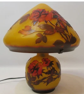 Large Roses Cameo Cut Table Lamp - Picture 1 of 5