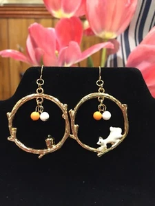 Eichhörnchen und eine Nuss Schleife / baumelnder Ohrring Schmuck goldfarben - Bild 1 von 4