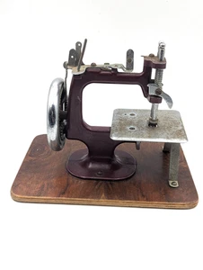 Vintage Essex Miniatur Nähmaschine - Griff fehlt - Bild 1 von 8