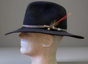 Vintage AKUBRA Aussie Felt Hat LEISURE TIME Black Feather Leather Mens 59(7 3/8) - Picture 1 of 12