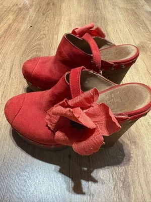 Original CHANEL Clogs Suede – Gr. 36 – Holzsohle – Blumen-Detail - Bild 1 von 4