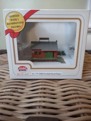 Model Power 775 , 1940 Era Rail Road Depot Painted & Lighted Model, HO T-1 - Image 1 of 4