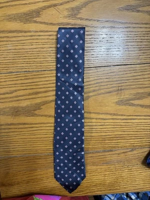 Gravata masculina Premiere Edition Kuppenheimer, 100% seda, azul escuro com formato de diamante - Imagem 1 de 4