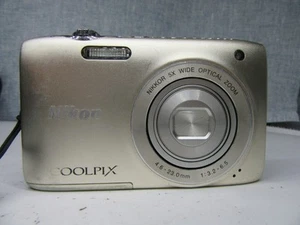 Nikon Coolpix S3100 14MP Digital Compact Camera Silver - Picture 1 of 3