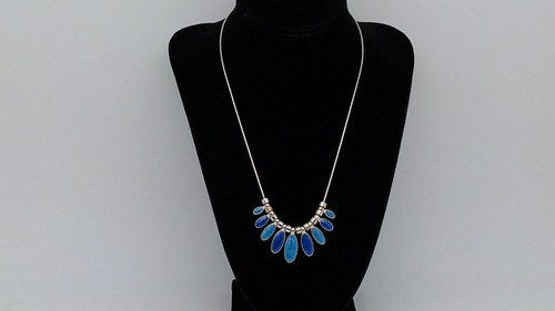 VETEMENTS Ciondolo con perline di colore blu su catenina color argento