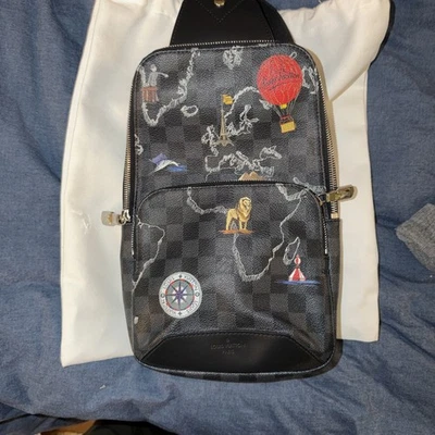 Louis Vuitton Damier Graphite World Map Avenue Sling Virgin Abloh design limitado  - Imagem 1 de 4