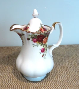RARE Royal Albert Old Country Roses Lidded Hot Water Jug + 3 Plates - Picture 1 of 2