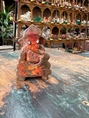 Antiga figura de madeira rara pré-1876 do deus hindu Ganesha pintada de laranja - Imagem 1 de 4