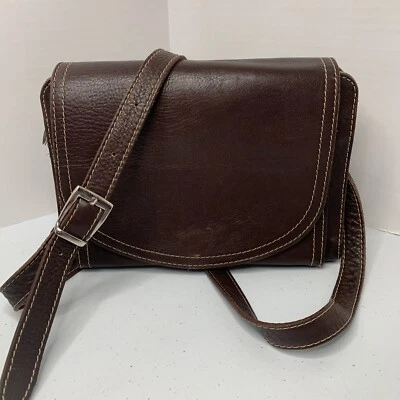 Hermosa Cartera Bandolera Cuero Marrón Montura Gamuza Interior Plateado Herrajes Foto 1 de 4