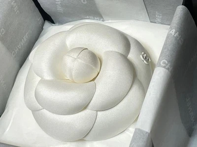 CHANEL Camelia Blanco Seda Pasador Pinza para el Pelo Horquilla Marca de Coco Accesorio Nuevo Foto 1 de 4