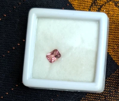 粉色碧玺-- 多面 7X5 毫米 "Sci-cut" 石材 0.94 克拉 全新带盒。 — 第 1/4 张图片