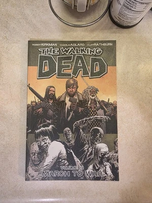 Libro de historietas de bolsillo The Walking Dead volumen 19: March to War de Robert Kirkman Foto 1 de 2