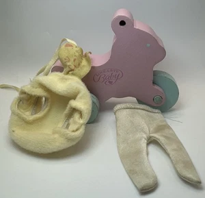 Bicicleta de triciclo Hasbro Love a Bye Baby Bear 1986 de colección + traje + ropa - Imagen 1 de 10