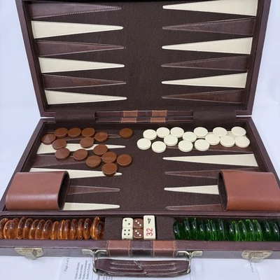 Juego Backgammon con Estuche de Cuero, Interior de Fieltro, Piezas de Cristal Marrón y Verde Foto 1 de 4