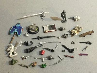 A32591 MINIATURAS DESCONOCIDAS BROCAS DE METAL LOTE ESPADA ARMAS BANNER BANCO Foto 1 de 4