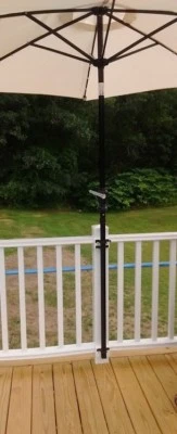 Sistema de montaje de cubierta de paraguas para poste de madera con revestimientos de vinilo blanco Foto 1 de 4