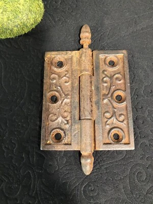 Dobradiça de porta de ferro antiga acabamento de campanário 5 1/4” H com acabamentos, 3” L - Imagem 1 de 4