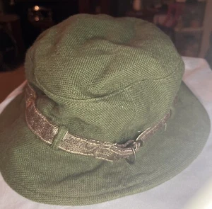 "Sombrero cubo de tela verde oscuro Nine West para mujer, con borde de cinturón sintético dorado de 3/4""" - Imagen 1 de 6