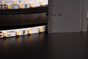 XXS 700 led BIANCO CALDO 5m LED STRIP STRISCIA ULTRASTRETTA 3,5mm SMD2216 B9D5 - Foto 1 di 6